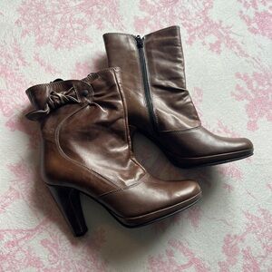 ADORABLE Size 5 Heeled Boots